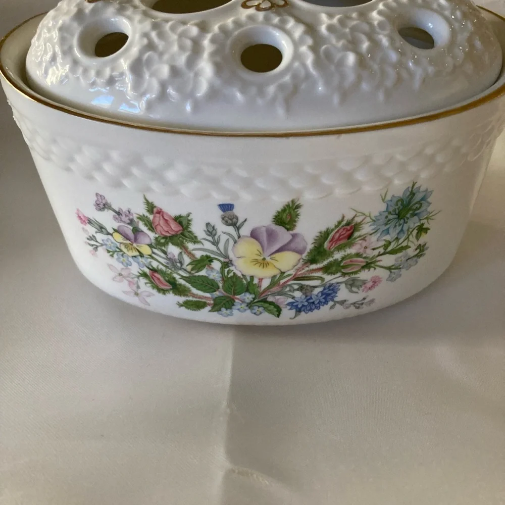 Aynsley Wild Tudor toothbrush holder